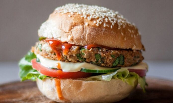 Son yıllarda sağlıklı beslenme ve bitkisel bazlı ürünlere olan ilgi büyük bir hızla artıyor. Bu ilgi, fast food sektöründe de kendini gösteriyor. Özellikle veggie burger seçenekleri, et tüketimini azaltmak isteyen veya tamamen bitkisel beslenen kişiler için cazip bir alternatif haline gelmiş durumda. Hem fast food zincirlerinde hem de gurme restoranlarda menülere giren bu burgerler, etin yerini alan zengin bitkisel malzemeleriyle dikkat çekiyor. Konulu bir haber görseli.