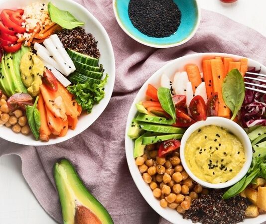 Son yıllarda sağlıklı yaşam ve çevre bilincinin artmasıyla birlikte vejetaryen yemekler büyük ilgi görüyor. Vejetaryen beslenme, et tüketimini sınırlayarak veya tamamen bırakmayı esas alır ve yalnızca bitkisel kaynaklı ve hayvansal yan ürünlerden oluşan besinlerle beslenmeyi öngörür. Bu yaklaşım, hem sağlığı korur hem de etik açıdan hayvan refahına duyarlı bir yaşam tarzını destekler. Konulu bir haber görseli.