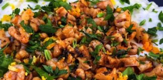 Yoğurtlu kabak salatası, Türk mutfağının hafif ve besleyici mezeleri arasında özel bir yere sahiptir. Kabak ve yoğurdun birleşimi, hem sağlıklı hem de doyurucu bir seçenek sunar. Bu salata, özellikle yaz aylarında sofralara ferahlık katarken kış aylarında da besleyici bir öğün tamamlayıcı olarak tercih edilir. Konulu bir haber görseli.