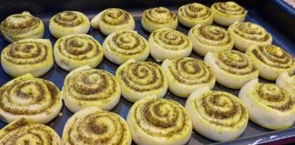 Zaatar Roll, Ortadoğu mutfağının kendine has lezzetlerinden biri olarak öne çıkıyor. İnce hamurun üzerine yayılan zaatar karışımı ve zeytinyağı ile hazırlanan bu lezzet, kahvaltılardan atıştırmalıklara kadar geniş bir yelpazede tüketilebiliyor. Geleneksel tariflerle hazırlansa da modern mutfaklarda farklı şekillerde sunulabiliyor. Konulu bir haber görseli.