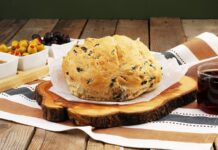 Geleneksel mutfaklarımızın vazgeçilmezlerinden biri olan zeytinli ekmek, hem kahvaltılarda hem de akşam yemeklerinde sofraları süsleyen özel bir lezzettir. Zeytinin doğal aroması ile ekmeğin yumuşak dokusunun birleşmesi, bu ürünü hem sağlıklı hem de lezzetli kılar. Ülkemizde özellikle Ege ve Akdeniz bölgelerinde uzun yıllardır tüketilen zeytinli ekmek, bölgesel tariflerle farklılıklar gösterir ve her sofraya özgün bir tat katar. Konulu bir haber görseli.