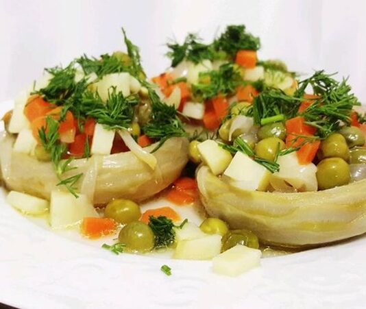 Türk mutfağının hafif ve sağlıklı lezzetlerinden biri olan zeytinyağlı enginar, hem sofralarda hem de kültürel mirasta önemli bir yere sahiptir. Ege ve Akdeniz mutfağının vazgeçilmez yemeklerinden biri olan enginar, tarih boyunca hem saray mutfaklarında hem de halk sofralarında hazırlanmıştır. Özellikle bahar ve yaz aylarında taze enginar kullanılarak yapılan bu yemek, hafifliği ve besleyici yönü ile ön plana çıkar. Konulu bir haber görseli.