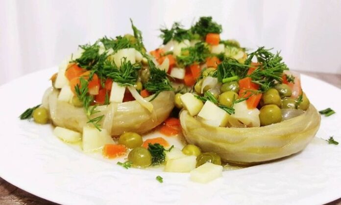 Türk mutfağının hafif ve sağlıklı lezzetlerinden biri olan zeytinyağlı enginar, hem sofralarda hem de kültürel mirasta önemli bir yere sahiptir. Ege ve Akdeniz mutfağının vazgeçilmez yemeklerinden biri olan enginar, tarih boyunca hem saray mutfaklarında hem de halk sofralarında hazırlanmıştır. Özellikle bahar ve yaz aylarında taze enginar kullanılarak yapılan bu yemek, hafifliği ve besleyici yönü ile ön plana çıkar. Konulu bir haber görseli.