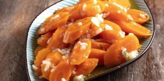 Zeytinyağlı havuç, Türk mutfağının vazgeçilmez hafif yemeklerinden biridir. Hem ana yemek yanında hem de meze olarak sunulabilen bu tarif, özellikle sağlıklı beslenmeyi tercih edenlerin favorisi hâline gelmiştir. Taze havucun doğallığı ile zeytinyağının aroması birleşerek sofralara hafif ama doyurucu bir seçenek sunar. Konulu bir haber görseli.