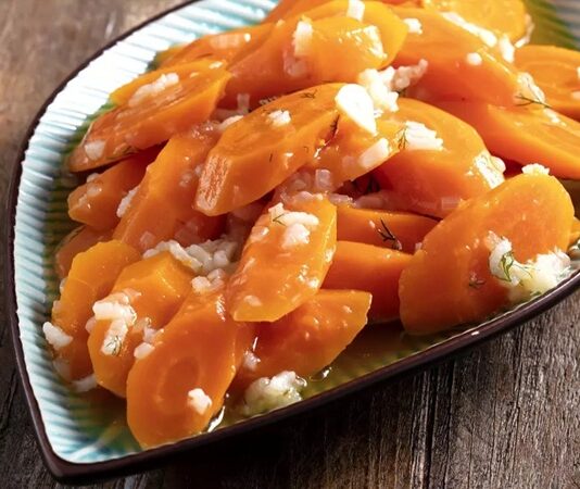 Zeytinyağlı havuç, Türk mutfağının vazgeçilmez hafif yemeklerinden biridir. Hem ana yemek yanında hem de meze olarak sunulabilen bu tarif, özellikle sağlıklı beslenmeyi tercih edenlerin favorisi hâline gelmiştir. Taze havucun doğallığı ile zeytinyağının aroması birleşerek sofralara hafif ama doyurucu bir seçenek sunar. Konulu bir haber görseli.