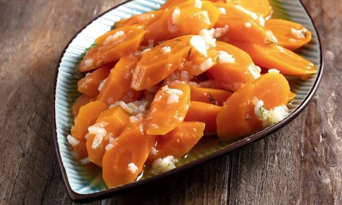 Zeytinyağlı havuç, Türk mutfağının vazgeçilmez hafif yemeklerinden biridir. Hem ana yemek yanında hem de meze olarak sunulabilen bu tarif, özellikle sağlıklı beslenmeyi tercih edenlerin favorisi hâline gelmiştir. Taze havucun doğallığı ile zeytinyağının aroması birleşerek sofralara hafif ama doyurucu bir seçenek sunar. Konulu bir haber görseli.