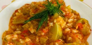 Zeytinyağlı kabak, Türk mutfağının en sevilen zeytinyağlı tariflerinden biridir. Hem hafif hem de besleyici bir seçenek olan kabak, özellikle yaz ve bahar aylarında sofraları süsler. Zeytinyağıyla birleştiğinde yemeğin aroması yumuşar ve kabak, hem lezzetli hem de sağlıklı bir öğün haline gelir. Konulu bir haber görseli.