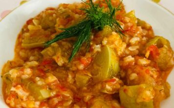 Zeytinyağlı kabak, Türk mutfağının en sevilen zeytinyağlı tariflerinden biridir. Hem hafif hem de besleyici bir seçenek olan kabak, özellikle yaz ve bahar aylarında sofraları süsler. Zeytinyağıyla birleştiğinde yemeğin aroması yumuşar ve kabak, hem lezzetli hem de sağlıklı bir öğün haline gelir. Konulu bir haber görseli.