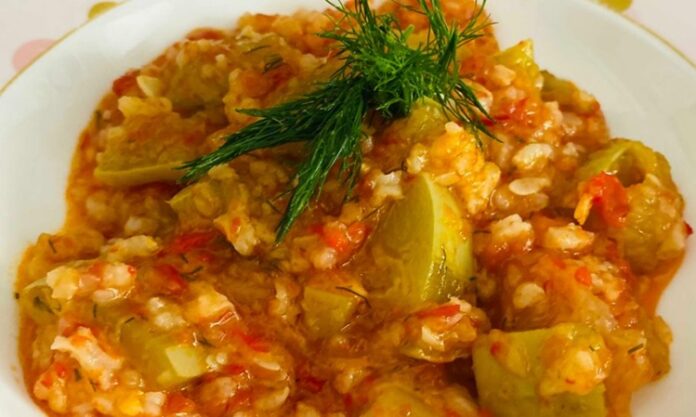 Zeytinyağlı kabak, Türk mutfağının en sevilen zeytinyağlı tariflerinden biridir. Hem hafif hem de besleyici bir seçenek olan kabak, özellikle yaz ve bahar aylarında sofraları süsler. Zeytinyağıyla birleştiğinde yemeğin aroması yumuşar ve kabak, hem lezzetli hem de sağlıklı bir öğün haline gelir. Konulu bir haber görseli.