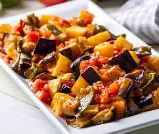 Zeytinyağlı patlıcan, Türk mutfağının klasik lezzetlerinden biri olarak sofralarda uzun yıllardır yerini koruyor. Hem hafif hem de besleyici bir seçenek olması nedeniyle özellikle sağlıklı beslenmeyi tercih edenlerin favorisi hâline gelmiştir. Patlıcanın yumuşak dokusu ve zeytinyağının aroması birleşerek lezzetli bir yemek ortaya çıkarır. Konulu bir haber görseli.