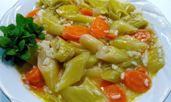 Zeytinyağlı pırasa, Türk mutfağının klasik ve sağlıklı yemeklerinden biri olarak dikkat çeker. Özellikle kış aylarında sofralarda sıkça yer alan pırasa, besleyici özelliği ve hafifliği ile öne çıkar. Zeytinyağının verdiği yumuşak lezzet, pırasanın kendine özgü aromasını dengeler ve bu yemeği hem hafif hem de doyurucu bir seçenek hâline getirir. Konulu bir haber görseli.