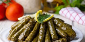 Zeytinyağlı yaprak sarma, Türk mutfağının en sevilen geleneksel lezzetlerinden biridir. Özellikle meze olarak sofralarda sıkça yer alır ve hem hafif hem de besleyici bir alternatif sunar. Yaprak sarması, sadece Türkiye’de değil, Orta Doğu ve Balkan mutfaklarında da farklı yorumlarla hazırlanır. Konulu bir haber görseli.