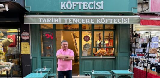 Franchise işletmecisi Tayfun Küçüktüzüner, açılışla ilgili yaptığı açıklamada şu ifadelere yer verdi: “Pendik’te bu markayı temsil etmekten büyük gurur duyuyorum. Tarihi Tencere Köftecisi, sadece bir köfte markası değil; aynı zamanda Türk mutfağının köklü değerlerini koruyarak geleceğe taşıyan bir lezzet hareketi. Kaliteli ürün, güler yüzlü hizmet ve hijyenik ortam ilkelerimizle Pendik halkına unutulmaz bir deneyim sunmayı amaçlıyoruz.” Dedi Haber Görseli.