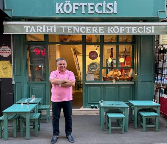 Tayfun Küçüktüzüner ile Tarihi Tencere Köftecisi Pendik’te Franchise işletmecisi Tayfun Küçüktüzüner, açılışla ilgili yaptığı açıklamada şu ifadelere yer verdi: “Pendik’te bu markayı temsil etmekten büyük gurur duyuyorum. Tarihi Tencere Köftecisi, sadece bir köfte markası değil; aynı zamanda Türk mutfağının köklü değerlerini koruyarak geleceğe taşıyan bir lezzet hareketi. Kaliteli ürün, güler yüzlü hizmet ve hijyenik ortam ilkelerimizle Pendik halkına unutulmaz bir deneyim sunmayı amaçlıyoruz.” Dedi Haber Görseli.