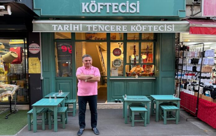 Tayfun Küçüktüzüner Franchise işletmecisi Tayfun Küçüktüzüner, açılışla ilgili yaptığı açıklamada şu ifadelere yer verdi: “Pendik’te bu markayı temsil etmekten büyük gurur duyuyorum. Tarihi Tencere Köftecisi, sadece bir köfte markası değil; aynı zamanda Türk mutfağının köklü değerlerini koruyarak geleceğe taşıyan bir lezzet hareketi. Kaliteli ürün, güler yüzlü hizmet ve hijyenik ortam ilkelerimizle Pendik halkına unutulmaz bir deneyim sunmayı amaçlıyoruz.” Dedi Haber Görseli.