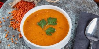 Türkiye’nin en köklü çorba geleneklerinden biri olan Ezogelin çorbası, hem hikâyesi hem de besleyici yapısıyla son yıllarda yeniden yükselişe geçti. Gaziantep’in Oğuzeli ilçesinden tüm ülkeye yayılan bu özel çorba, yalnızca damak tadıyla değil, arkasındaki duygusal anlatıyla da halk arasında ayrı bir değer görüyor. Çevrim içi tarif platformlarında ve sosyal medya içeriklerinde popülerleşen Ezogelin çorbası, bugün özellikle gençlerin de ilgi duyduğu klasiklerden biri haline geldi. Restoranlardan ev mutfaklarına kadar uzanan bu geniş ilgi, çorbanın geleneksel kimliğini koruyarak modern mutfaklarda da güçlü bir yer edindiğini gösteriyor. Konulu bir haber görseli.