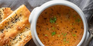 Türkiye’nin en köklü geleneklerinden biri olan tarhana çorbası, son yıllarda yeniden yükselişe geçen klasik tatlar arasında dikkat çekiyor. Anadolu’nun yüzlerce yıllık fermente gıda kültürünün en güçlü temsilcilerinden biri olan tarhana, özellikle kış aylarının yaklaşmasıyla birlikte hem ev mutfaklarında hem de restoranlarda daha fazla tercih edilmeye başlandı. Uzmanlar, tarhananın doğal fermantasyon süreci sayesinde güçlü bir probiyotik kaynağı olduğunu belirtiyor ve bu nedenle özellikle soğuk havalarda bağışıklık sistemini desteklediğini vurguluyor. Sağlıklı beslenme trendlerinin artmasıyla birlikte tarhana çorbası hem geleneksel hem de modern bir şifa kaynağı olarak yeniden gündemde. Konulu bir haber görseli.