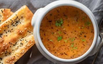 Türkiye’nin en köklü geleneklerinden biri olan tarhana çorbası, son yıllarda yeniden yükselişe geçen klasik tatlar arasında dikkat çekiyor. Anadolu’nun yüzlerce yıllık fermente gıda kültürünün en güçlü temsilcilerinden biri olan tarhana, özellikle kış aylarının yaklaşmasıyla birlikte hem ev mutfaklarında hem de restoranlarda daha fazla tercih edilmeye başlandı. Uzmanlar, tarhananın doğal fermantasyon süreci sayesinde güçlü bir probiyotik kaynağı olduğunu belirtiyor ve bu nedenle özellikle soğuk havalarda bağışıklık sistemini desteklediğini vurguluyor. Sağlıklı beslenme trendlerinin artmasıyla birlikte tarhana çorbası hem geleneksel hem de modern bir şifa kaynağı olarak yeniden gündemde. Konulu bir haber görseli.