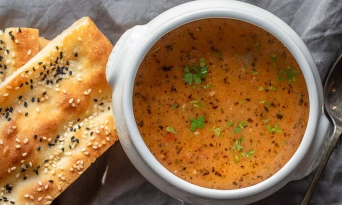 Türkiye’nin en köklü geleneklerinden biri olan tarhana çorbası, son yıllarda yeniden yükselişe geçen klasik tatlar arasında dikkat çekiyor. Anadolu’nun yüzlerce yıllık fermente gıda kültürünün en güçlü temsilcilerinden biri olan tarhana, özellikle kış aylarının yaklaşmasıyla birlikte hem ev mutfaklarında hem de restoranlarda daha fazla tercih edilmeye başlandı. Uzmanlar, tarhananın doğal fermantasyon süreci sayesinde güçlü bir probiyotik kaynağı olduğunu belirtiyor ve bu nedenle özellikle soğuk havalarda bağışıklık sistemini desteklediğini vurguluyor. Sağlıklı beslenme trendlerinin artmasıyla birlikte tarhana çorbası hem geleneksel hem de modern bir şifa kaynağı olarak yeniden gündemde. Konulu bir haber görseli.