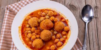 Analı kızlı çorba, Türk mutfağının zengin çorba çeşitleri arasında özel bir yere sahip. Özellikle Gaziantep ve çevresinde köklü bir geleneğe sahip olan bu çorba, hem doyurucu hem de besleyici özellikleriyle sofraların baş tacı oluyor. İçerdiği kuzu eti, bulgur ve baharatlarla hem lezzet hem de aroma açısından zengin bir deneyim sunuyor. Son yıllarda restoran menülerinde de sıklıkla yer alması, bu yöresel çorbanın popülerliğini artırmış durumda. Konulu bir haber görseli.