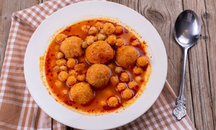 Analı kızlı çorba, Türk mutfağının zengin çorba çeşitleri arasında özel bir yere sahip. Özellikle Gaziantep ve çevresinde köklü bir geleneğe sahip olan bu çorba, hem doyurucu hem de besleyici özellikleriyle sofraların baş tacı oluyor. İçerdiği kuzu eti, bulgur ve baharatlarla hem lezzet hem de aroma açısından zengin bir deneyim sunuyor. Son yıllarda restoran menülerinde de sıklıkla yer alması, bu yöresel çorbanın popülerliğini artırmış durumda. Konulu bir haber görseli.