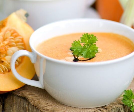 Balkabağı çorbası, sonbaharın başlamasıyla birlikte Türkiye’nin pek çok mutfağında yeniden popülerleşen lezzetler arasında yerini aldı. Hem hafif yapısı hem de besleyici özellikleriyle bilinen bu çorba, özellikle soğuk havalarda tercih ediliyor. Uzmanlar, balkabağı çorbası tüketiminin bağışıklık sistemini desteklediğini ve vücuda enerji verdiğini belirtiyor. Ayrıca son yıllarda restoran menülerinde daha fazla yer almaya başlaması da bu yükselişin dikkat çekici bir göstergesi olarak değerlendiriliyor. Konulu bir haber görseli.