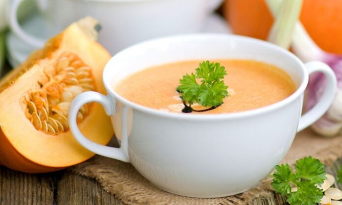 Balkabağı çorbası, sonbaharın başlamasıyla birlikte Türkiye’nin pek çok mutfağında yeniden popülerleşen lezzetler arasında yerini aldı. Hem hafif yapısı hem de besleyici özellikleriyle bilinen bu çorba, özellikle soğuk havalarda tercih ediliyor. Uzmanlar, balkabağı çorbası tüketiminin bağışıklık sistemini desteklediğini ve vücuda enerji verdiğini belirtiyor. Ayrıca son yıllarda restoran menülerinde daha fazla yer almaya başlaması da bu yükselişin dikkat çekici bir göstergesi olarak değerlendiriliyor. Konulu bir haber görseli.