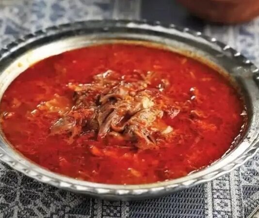 Beyran çorbası, Gaziantep başta olmak üzere Güneydoğu Anadolu mutfağının en önemli yöresel çorbalarından biridir. Et suyu ve pirinçle hazırlanan bu çorba, sarımsak ve kırmızı biberin eşsiz aromasıyla sofralara güçlü bir tat kazandırır. Özellikle kahvaltılarda ve sabah öğünlerinde tercih edilen beyran çorbası, hem doyurucu hem de besleyici yapısıyla öne çıkar. Yöresel mutfaklarda nesiller boyunca yapılan tarifler, bu çorbanın geleneksel özelliklerini korumasını sağlar. Konulu bir haber görseli.