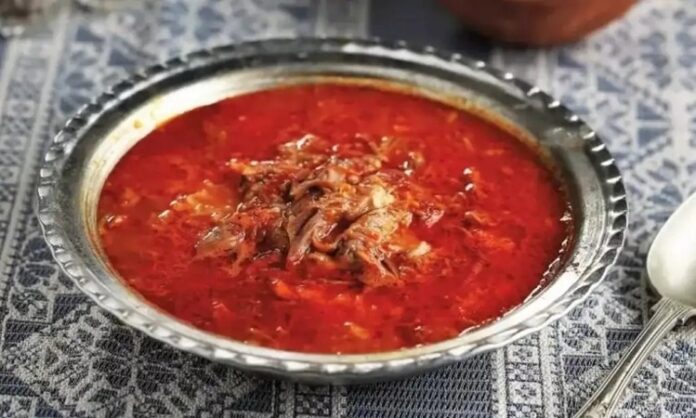 Beyran çorbası, Gaziantep başta olmak üzere Güneydoğu Anadolu mutfağının en önemli yöresel çorbalarından biridir. Et suyu ve pirinçle hazırlanan bu çorba, sarımsak ve kırmızı biberin eşsiz aromasıyla sofralara güçlü bir tat kazandırır. Özellikle kahvaltılarda ve sabah öğünlerinde tercih edilen beyran çorbası, hem doyurucu hem de besleyici yapısıyla öne çıkar. Yöresel mutfaklarda nesiller boyunca yapılan tarifler, bu çorbanın geleneksel özelliklerini korumasını sağlar. Konulu bir haber görseli.