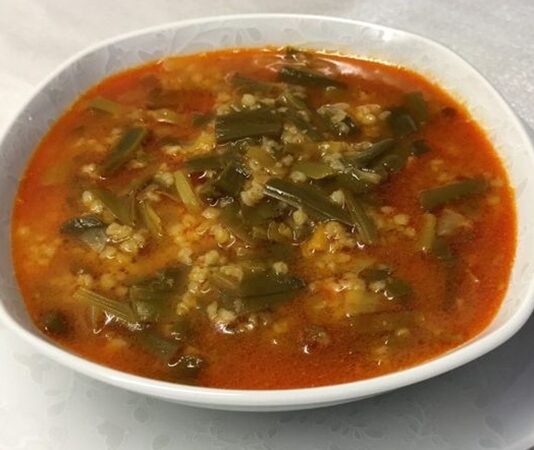 Çiriş otu çorbası, özellikle bahar aylarında Anadolu’nun birçok bölgesinde sofraları süsleyen geleneksel ve şifalı bir lezzet olarak öne çıkıyor. Doğal olarak dağlarda yetişen çiriş otu, hem besleyici yapısı hem de aromatik tadıyla biliniyor. Bu değerli bitki, özellikle Doğu ve İç Anadolu bölgelerinde yaygın olarak tüketiliyor ve çorba formunda en sağlıklı hâline ulaşıyor. Çiriş otu çorbası, baharın gelmesiyle birlikte pazarlarda satışa sunulan taze çiriş otları sayesinde daha çok gündeme geliyor ve yöresel mutfağın önemli temsilcilerinden biri olmaya devam ediyor. Konulu bir haber görseli.