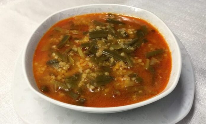 Çiriş otu çorbası, özellikle bahar aylarında Anadolu’nun birçok bölgesinde sofraları süsleyen geleneksel ve şifalı bir lezzet olarak öne çıkıyor. Doğal olarak dağlarda yetişen çiriş otu, hem besleyici yapısı hem de aromatik tadıyla biliniyor. Bu değerli bitki, özellikle Doğu ve İç Anadolu bölgelerinde yaygın olarak tüketiliyor ve çorba formunda en sağlıklı hâline ulaşıyor. Çiriş otu çorbası, baharın gelmesiyle birlikte pazarlarda satışa sunulan taze çiriş otları sayesinde daha çok gündeme geliyor ve yöresel mutfağın önemli temsilcilerinden biri olmaya devam ediyor. Konulu bir haber görseli.