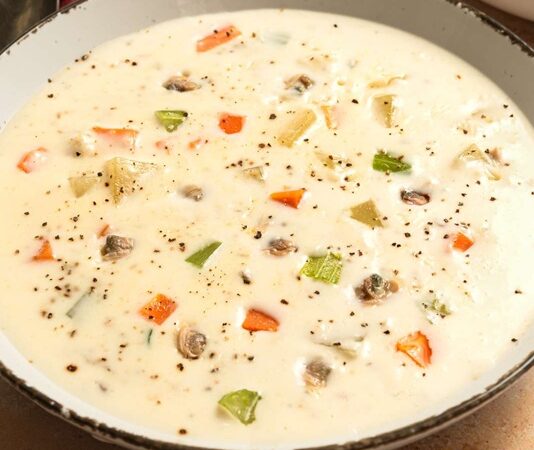 Amerikan mutfağının ikonik lezzetlerinden biri olan Clam Chowder, son yıllarda hem restoran menülerinde hem de ev yapımı tariflerde yeniden yükselişe geçti. Özellikle deniz ürünlerini sevenlerin favorisi hâline gelen bu kremamsı çorba, kökeni itibarıyla Atlantik kıyılarına dayanıyor. Lezzet olarak yoğun, dokusu bakımından doyurucu olan Clam Chowder, bugün dünya çapında bilinen bir tat hâline gelmiş durumda. Türkiye’de de gastronomi meraklılarının ilgisini çeken bu özel çorba, kendine özgü kıvamı ve aromasıyla farklı damaklara hitap etmeyi başarıyor. Konulu bir haber görseli.