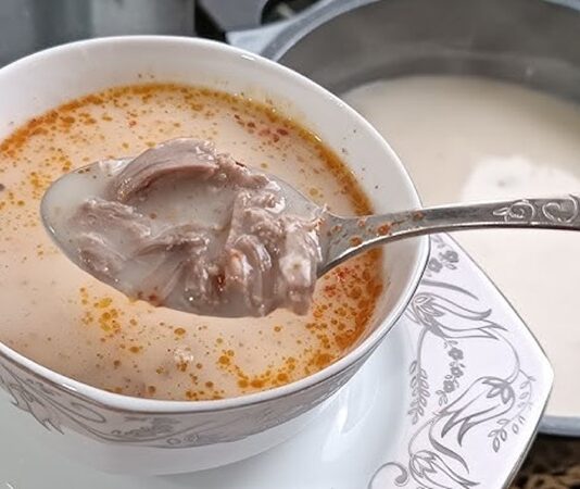 Kış aylarının vazgeçilmez çorbalarından biri olan dana gerdan çorbası, hem doyurucu hem de besleyici yapısıyla sofraların baş tacı olarak öne çıkıyor. Özellikle soğuk günlerde sıcak bir başlangıç sunan bu çorba, içerdiği dana gerdan ve çeşitli sebzeler sayesinde hem lezzet hem de sağlık açısından zengin bir alternatif oluşturuyor. Evde kolayca hazırlanabilmesi ve uzun süre tok tutması, tarifin tercih edilme sebeplerinden sadece birkaçını oluşturuyor. Geleneksel tariflerin modern mutfaklarda yeniden yorumlanması, dana gerdan çorbasını hem klasik hem de yaratıcı bir seçenek hâline getirmiş durumda. Konulu bir haber görseli.