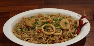 Deniz mahsullü noodle çorbası, dünya mutfakları arasında son yıllarda popülerliği hızla artan tariflerden biri olarak öne çıkıyor. Özellikle deniz ürünlerini sevenler için eşsiz bir lezzet sunan bu çorba, hem besleyici hem de pratik yapısıyla mutfakların vazgeçilmezlerinden biri haline geliyor. Noodle ve deniz mahsulleri kombinasyonu, farklı kültürlerin mutfak anlayışını bir araya getirerek damaklarda unutulmaz bir tat bırakıyor. Konulu bir haber görseli.