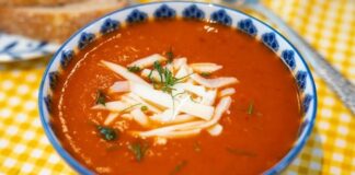 Türk mutfağının en sevilen ve en sık tüketilen çorbalarından biri olan domates çorbası, hem hafif yapısıyla hem de pratik hazırlanışıyla bu kış yine sofraların yıldızı oldu. Mevsim fark etmeksizin yıl boyunca tüketilebilse de özellikle soğuk günlerde sıcak bir kâse domates çorbası pek çok kişi için hem doyurucu hem de rahatlatıcı bir seçenek sunuyor. Uzmanlara göre içerdiği vitaminler sayesinde bağışıklığı destekleyen bu çorba, özellikle doğal ve taze malzemelerle hazırlandığında sağlık açısından önemli katkılar sağlıyor. Konulu bir haber görseli.