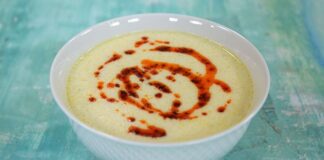 Türkiye’nin geleneksel yemek kültürü denildiğinde akla gelen ilk çorbalardan biri olan düğün çorbası, köklü geçmişi ve yoğun aromasıyla hem ev sofralarında hem de restoran menülerinde yeniden yükselişe geçti. Özellikle et suyunun zengin lezzetiyle harmanlanan çorba, yörelere göre farklılık gösteren yapısıyla kültürel çeşitliliği en iyi temsil eden tatlardan biri olarak dikkat çekiyor. Günümüzde yalnızca düğünlerde değil, günlük yaşamın birçok farklı noktasında tercih edilen bu geleneksel lezzet, kış mevsiminin de en çok tüketilen çorbalarından biri hâline geldi. Konulu bir haber görseli.