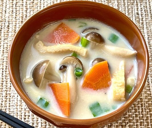 Dünya mutfağı, farklı kültürlerin kendine özgü tatlarını yansıtan en önemli gastronomi alanlarından biri olarak kabul ediliyor. Çorbalar ise bu kültürel mirasın başlangıç noktalarından biri hâline gelmiş durumda. Sıcak, soğuk, kremalı, ekşi, baharatlı veya fermente… Her ülke kendi tarihini ve yaşam tarzını çorbalarına yansıtarak benzersiz bir gastronomik kimlik oluşturuyor. Bu lezzetlerin günümüzde dünya genelinde giderek yaygınlaşması, insanların sadece yemek yemekten ziyade bir kültür yolculuğuna çıkmak istediğini de gösteriyor. Çorbaların taşıdığı anlam ve dokular, globalleşen mutfaklarda hem restoranların hem de evlerin vazgeçilmez bir parçası hâline gelmeye devam ediyor. Konulu bir haber görseli.