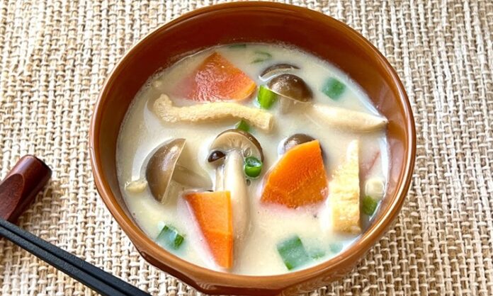 Dünya mutfağı, farklı kültürlerin kendine özgü tatlarını yansıtan en önemli gastronomi alanlarından biri olarak kabul ediliyor. Çorbalar ise bu kültürel mirasın başlangıç noktalarından biri hâline gelmiş durumda. Sıcak, soğuk, kremalı, ekşi, baharatlı veya fermente… Her ülke kendi tarihini ve yaşam tarzını çorbalarına yansıtarak benzersiz bir gastronomik kimlik oluşturuyor. Bu lezzetlerin günümüzde dünya genelinde giderek yaygınlaşması, insanların sadece yemek yemekten ziyade bir kültür yolculuğuna çıkmak istediğini de gösteriyor. Çorbaların taşıdığı anlam ve dokular, globalleşen mutfaklarda hem restoranların hem de evlerin vazgeçilmez bir parçası hâline gelmeye devam ediyor. Konulu bir haber görseli.