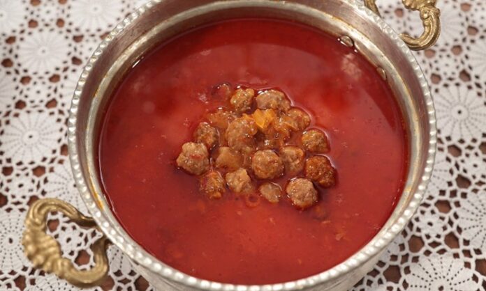 Ekşili köfte çorbası, Türk mutfağının yöresel çorbaları arasında hem lezzeti hem de besleyiciliği ile öne çıkan bir tarif olarak sofralarda yer alıyor. Özellikle İç Anadolu ve Doğu Anadolu bölgelerinde sıkça yapılan bu çorba, ekşi tadı ve küçük köfteleri ile biliniyor. Çorbanın kendine özgü aroması, yoğurt veya limon gibi ekşi unsurların uyumu ile ortaya çıkıyor. Ekşili köfte çorbası, hem ana yemek öncesi hem de hafif öğünlerde tercih edilen doyurucu bir seçenek olarak dikkat çekiyor. Konulu bir haber görseli.