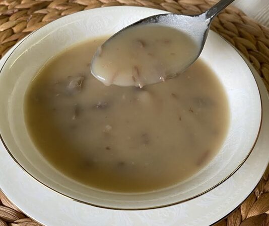 Kış aylarının etkisini göstermesiyle birlikte Türk mutfağının geleneksel lezzetlerinden biri olan et suyu çorbası, hem evlerde hem restoranlarda yeniden en çok tercih edilen tarifler arasına girdi. Besleyici yapısı, yoğun aroması ve sağlık açısından sunduğu faydalar ile dikkat çeken çorba; özellikle soğuk havalarda bağışıklığı destekleyen önemli yemeklerden biri olarak görülüyor. Uzmanlar, doğal yöntemlerle hazırlanmış et suyu çorbasının vücudu güçlendirdiğini, enerji verdiğini ve sindirim sistemini desteklediğini ifade ediyor. Bu nedenle çorba, hem yetişkinler hem de çocuklar için ideal bir seçenek olarak kabul ediliyor. Konulu bir haber görseli