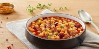 Kış aylarının vazgeçilmez tariflerinden biri olan etli nohut çorbası, hem doyurucu hem de besleyici yapısıyla sofralarda öne çıkıyor. İçerdiği et ve nohut sayesinde protein ve lif açısından zengin bir öğün sunarken, farklı sebzelerle birleştiğinde hem lezzet hem de aroma açısından ideal bir seçenek hâline geliyor. Evde kolayca hazırlanabilen bu çorba, özellikle soğuk günlerde sıcak ve enerji verici bir başlangıç olarak tercih ediliyor. Konulu bir haber görseli.