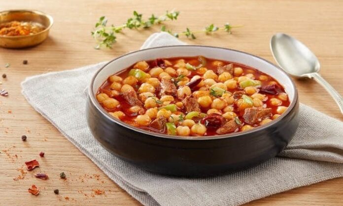 Kış aylarının vazgeçilmez tariflerinden biri olan etli nohut çorbası, hem doyurucu hem de besleyici yapısıyla sofralarda öne çıkıyor. İçerdiği et ve nohut sayesinde protein ve lif açısından zengin bir öğün sunarken, farklı sebzelerle birleştiğinde hem lezzet hem de aroma açısından ideal bir seçenek hâline geliyor. Evde kolayca hazırlanabilen bu çorba, özellikle soğuk günlerde sıcak ve enerji verici bir başlangıç olarak tercih ediliyor. Konulu bir haber görseli.