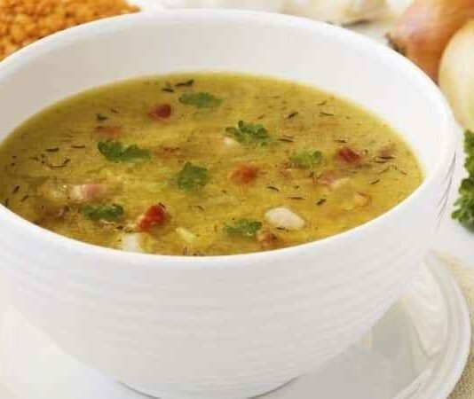 Etli Sebze Çorbası: Sağlıklı ve Doyurucu Bir Kış Lezzeti Kış aylarının vazgeçilmez yemekleri arasında yer alan etli sebze çorbası, hem besleyici hem de doyurucu yapısıyla sofraların baş tacı haline geliyor. İçerdiği et, çeşitli sebzeler ve doğal baharatlar sayesinde hem lezzetli hem de dengeli bir öğün sunuyor. Evde kolayca hazırlanabilen bu çorba, özellikle soğuk günlerde hem sıcaklık hem de enerji sağlıyor. Modern mutfaklarda da sıklıkla tercih edilen bu tarif, geleneksel tariflerden farklı olarak çeşitli sebzeler ve et çeşitleriyle zenginleştiriliyor. Konulu bir haber görseli.