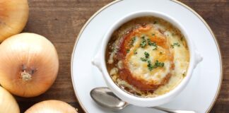 Dünya mutfağının en etkileyici ve simgesel lezzetlerinden biri olan Fransız soğan çorbası, hem Fransa’nın hem de küresel gastronomi dünyasının vazgeçilmezlerinden biri hâline gelmiştir. Orta Çağ’dan bu yana Fransız halk mutfağında kendine yer bulan bu çorba, zamanla uluslararası arenada da tanınmış ve birçok ülkenin restoran menülerinde yer almaya başlamıştır. Sade bir malzeme listesine sahip gibi görünen Fransız soğan çorbası, karamelize soğan, et suyu ve üzerine eklenen peynirli ekmek ile zenginleşerek hem doyurucu hem de aromatik bir deneyim sunar. Konulu bir haber görseli.