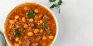 Fas mutfağının en tanınmış çorbalarından biri olan Harira, hem besleyici hem de aromatik yapısıyla dünya genelinde dikkat çekiyor. Domates, mercimek, nohut ve baharatlarla hazırlanan bu çorba, özellikle Ramazan ayında iftar sofralarının vazgeçilmez lezzeti olarak bilinir. Geleneksel tariflerin yanı sıra modern yorumlarla da sunulan Harira, Türkiye’de gastronomi meraklıları arasında popülerlik kazanıyor. Besleyici ve doyurucu yapısı sayesinde Harira, sadece Fas mutfağının değil, global mutfakların da önemli temsilcilerinden biri hâline gelmiştir. Konulu bir haber görseli.