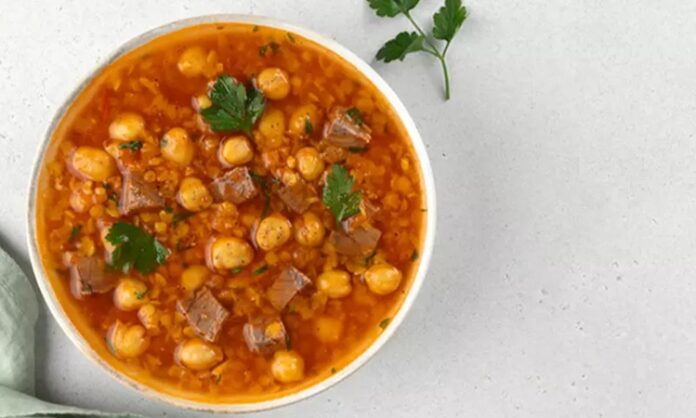 Fas mutfağının en tanınmış çorbalarından biri olan Harira, hem besleyici hem de aromatik yapısıyla dünya genelinde dikkat çekiyor. Domates, mercimek, nohut ve baharatlarla hazırlanan bu çorba, özellikle Ramazan ayında iftar sofralarının vazgeçilmez lezzeti olarak bilinir. Geleneksel tariflerin yanı sıra modern yorumlarla da sunulan Harira, Türkiye’de gastronomi meraklıları arasında popülerlik kazanıyor. Besleyici ve doyurucu yapısı sayesinde Harira, sadece Fas mutfağının değil, global mutfakların da önemli temsilcilerinden biri hâline gelmiştir. Konulu bir haber görseli.