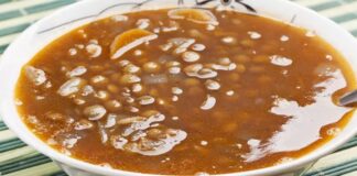 Helle çorbası, Türk mutfağının yöresel çorbaları arasında kendine özgü bir yere sahip, hem besleyici hem de doyurucu bir çorbadır. Özellikle Doğu Anadolu ve İç Anadolu bölgelerinde uzun yıllardır yapılan bu çorba, yöresel malzemelerle hazırlanarak sofralara eşsiz bir tat katıyor. Bulgur, et suyu ve çeşitli baharatlarla hazırlanan helle çorbası, hem günlük öğünlerde hem de özel günlerde sofralarda sıkça tercih ediliyor. Konulu bir haber görseli.