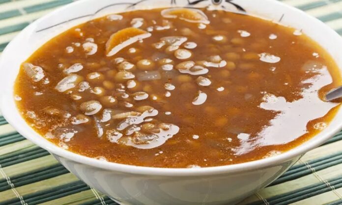 Helle çorbası, Türk mutfağının yöresel çorbaları arasında kendine özgü bir yere sahip, hem besleyici hem de doyurucu bir çorbadır. Özellikle Doğu Anadolu ve İç Anadolu bölgelerinde uzun yıllardır yapılan bu çorba, yöresel malzemelerle hazırlanarak sofralara eşsiz bir tat katıyor. Bulgur, et suyu ve çeşitli baharatlarla hazırlanan helle çorbası, hem günlük öğünlerde hem de özel günlerde sofralarda sıkça tercih ediliyor. Konulu bir haber görseli.