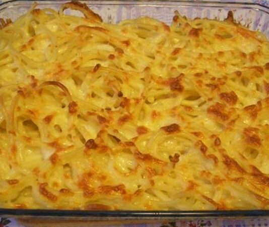 İtalyan mutfağı, makarna sanatı etrafında şekillenmiş, lezzet, gelenek ve çeşitlilik sunan dünya çapında bir fenomendir. Bu geniş gastronomi yelpazesinin en önemli yedi ikonik yemeği, hem İtalya’nın bölgesel farklılıklarını hem de pişirme tekniklerindeki ustalığını gözler önüne serer. Makarna Graten, Tagliatelle, Ravioli, Fettucine Alfredo, Fırında Lazanya, Penne Arabiata ve Spagetti Bolonez... Bu yedi başyapıt, İtalyan mutfak kültürünün derinliğini ve evrensel çekiciliğini temsil eder. Bu kapsamlı haberimizde, bu yedi klasik yemeğin tarihini, hazırlanışını ve sofralardaki yerlerini inceliyoruz. Konulu bir haber görseli.