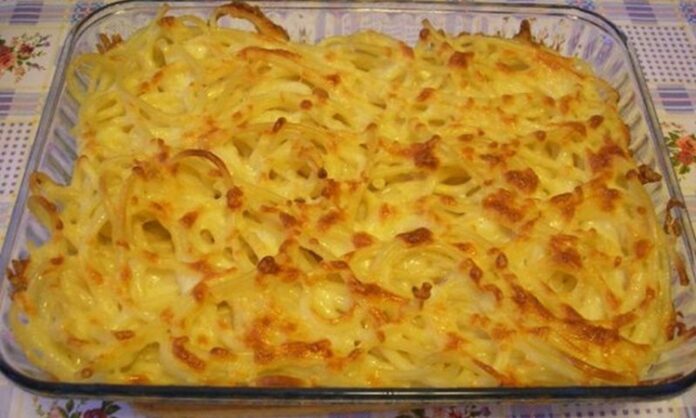 İtalyan mutfağı, makarna sanatı etrafında şekillenmiş, lezzet, gelenek ve çeşitlilik sunan dünya çapında bir fenomendir. Bu geniş gastronomi yelpazesinin en önemli yedi ikonik yemeği, hem İtalya’nın bölgesel farklılıklarını hem de pişirme tekniklerindeki ustalığını gözler önüne serer. Makarna Graten, Tagliatelle, Ravioli, Fettucine Alfredo, Fırında Lazanya, Penne Arabiata ve Spagetti Bolonez... Bu yedi başyapıt, İtalyan mutfak kültürünün derinliğini ve evrensel çekiciliğini temsil eder. Bu kapsamlı haberimizde, bu yedi klasik yemeğin tarihini, hazırlanışını ve sofralardaki yerlerini inceliyoruz. Konulu bir haber görseli.